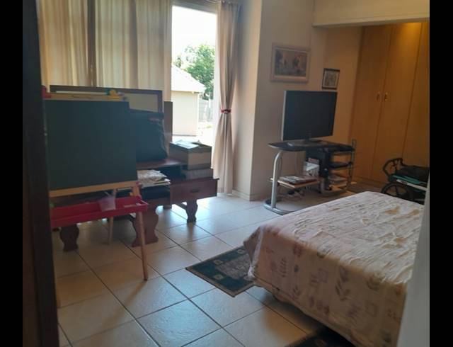 5 BEDROOM HOUSE FOR SALE IN MONDEOR